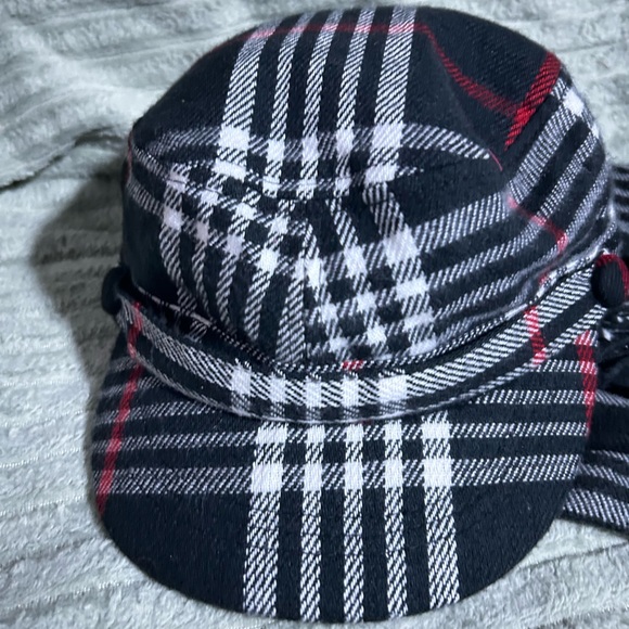 NWOT-Plaid Black/ Red cashmere Scarf and Cap Set - Picture 5 of 8